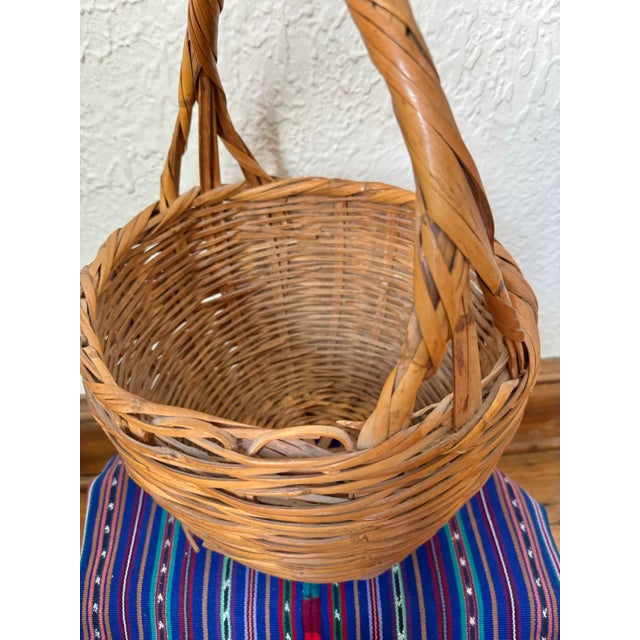 Wood Late 20th Century Vintage Large Split Cane Gathering Basket With Handle For Sale - Image 7 of 9
