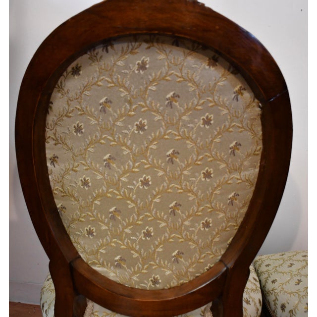 1930s French Louis XV Carved Walnut Set of 6 Dining Room Chairs / 2 Arm & 4 Side For Sale - Image 17 of 18