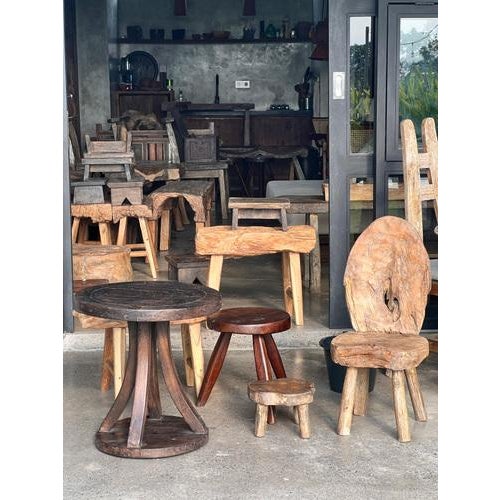 Circular Tripod Pedestal Table with Central Base For Sale - Image 12 of 17