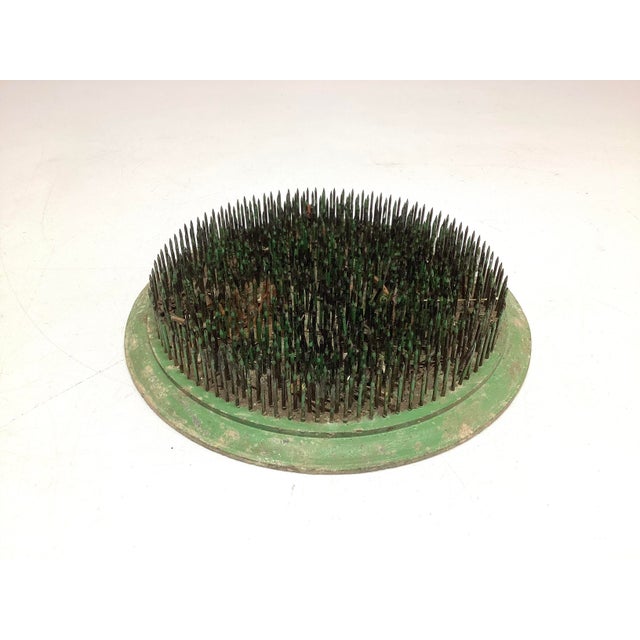 Art Deco 1930s Floral Holder Frog Large Spiked Vogue No 7 Green Metal For Sale - Image 3 of 4