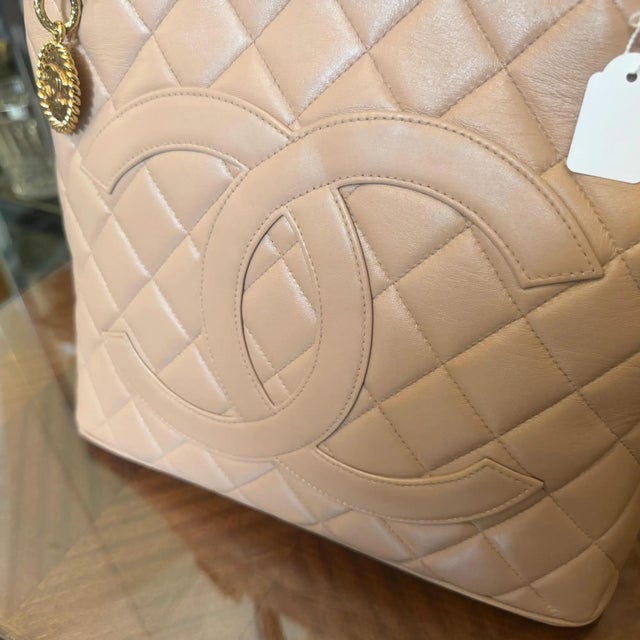 2000 - 2009 2000s Chanel Matelasse Light Pink Lamb Skin Tote Bag For Sale - Image 5 of 17