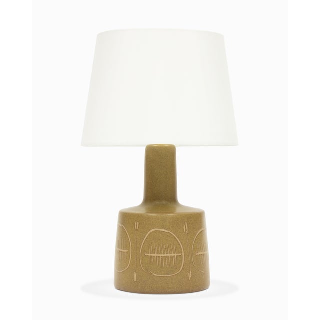 Here is a charming mid century ceramic table lamp by Jane and Gordon Martz / Marshall Studios. Model 105 features a unique...