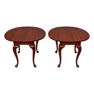 Pair of Early 20th Century Traditional Queen Anne–Style Drop-Leaf Side Tables For Sale