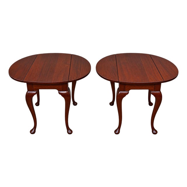Pair of Early 20th Century Traditional Queen Anne–Style Drop-Leaf Side Tables For Sale