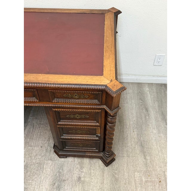 Beautiful antique oak leather top desk with lots of storage space in good vintage condition