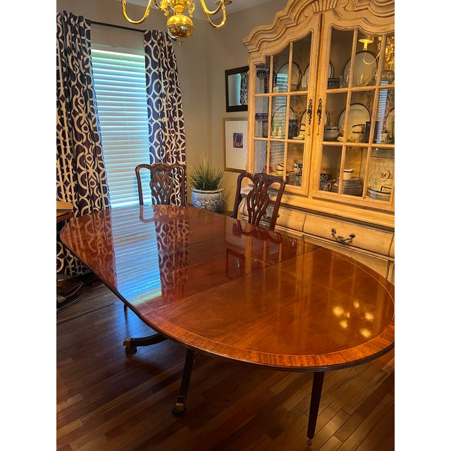 1980s Baker Furniture Historic Charleston Georgian Banded Mahogany Pedestal Dining Table For Sale In Chicago - Image 6 of 12