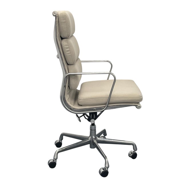 Mid-Century Modern Eames for Herman Miller Soft Pad Executive Chair Ea437 in Buff Pebble Weave (2022) For Sale - Image 3 of 12