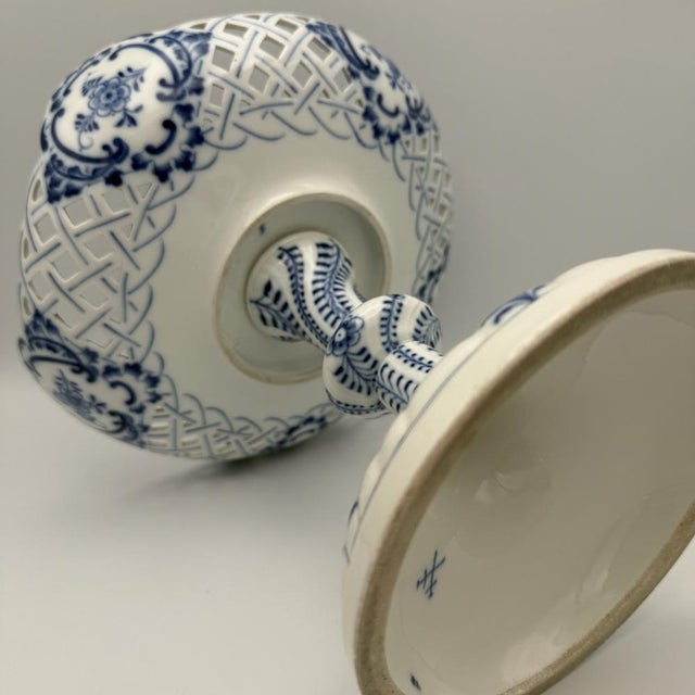 Antique Porcelain Zwiebelmuster Ceremonial Bowl with Knauf-Schwerts Mark from Meissen, 1850-1910 For Sale - Image 11 of 15