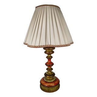 Mid-20th Century Italian Polychrome and Gilt Wood Table Lamp with Pleated Lampshade For Sale