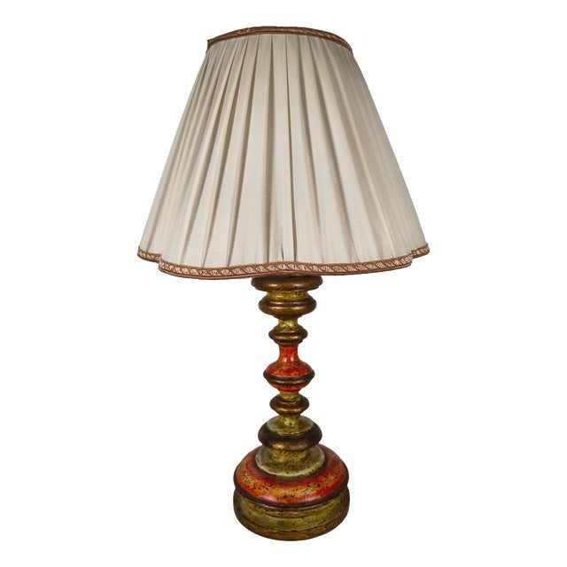 Mid-20th Century Italian Polychrome and Gilt Wood Table Lamp with Pleated Lampshade For Sale