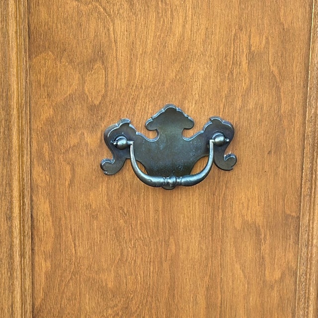 Mid 20th Century Vintage Ethan Allen Heirloom Maple Nutmeg Hall Chest Console Cabinet Table 10-9035 For Sale - Image 5 of 12