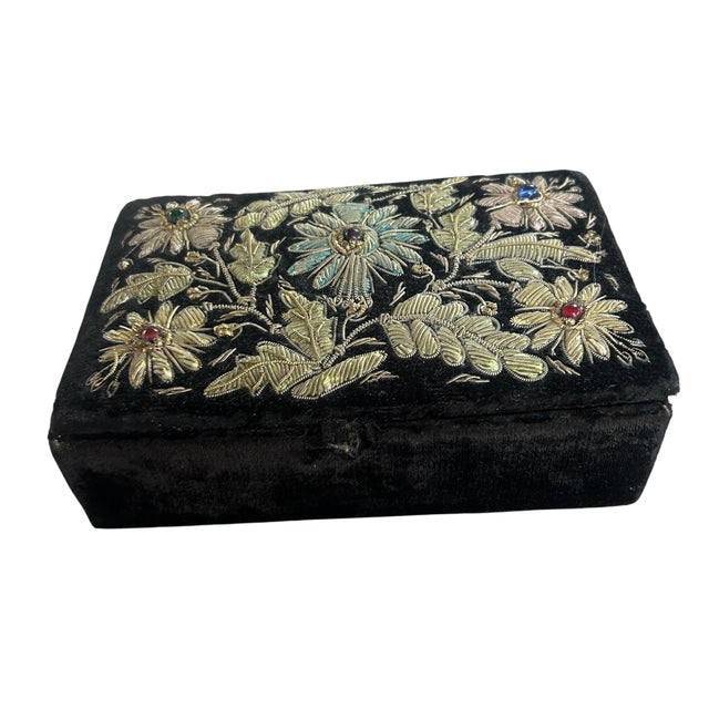 Early 20th Century Early 20th Century Vintage Zardozi Embroidered Floral Jewelry Trinket Box For Sale - Image 5 of 10