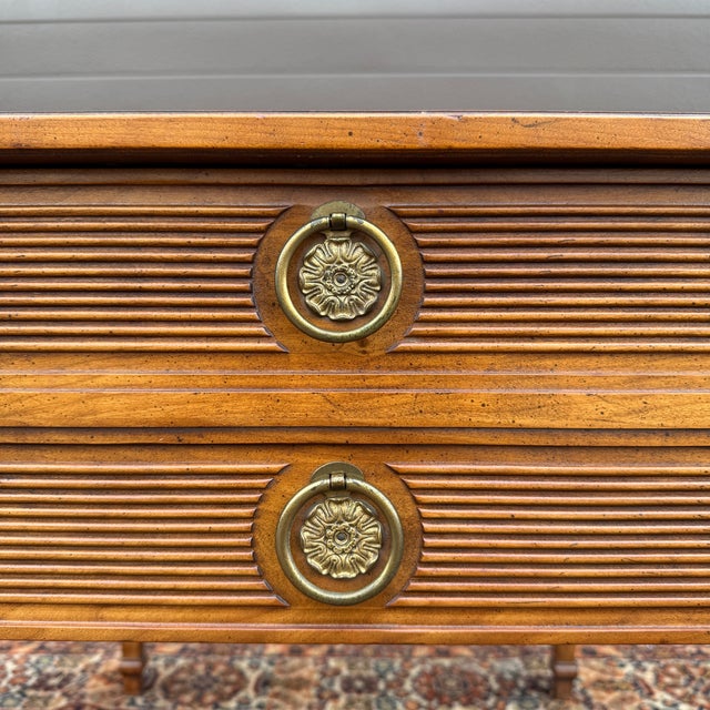 French 1960s Henredon French Louis XVI Golden Walnut Side Table With Fluted Drawer For Sale - Image 3 of 12