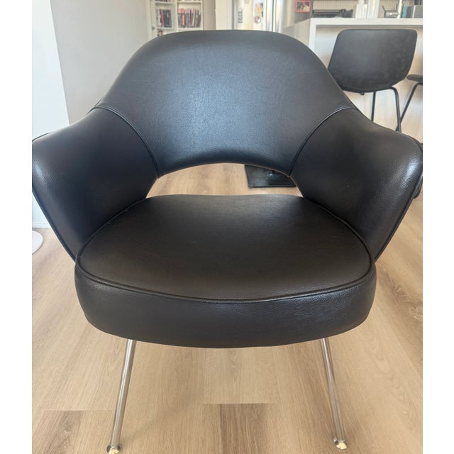 Set of 2 authentic Eero Saarinen Executive chairs in black leather with stainless steel legs. Volo black leather,...