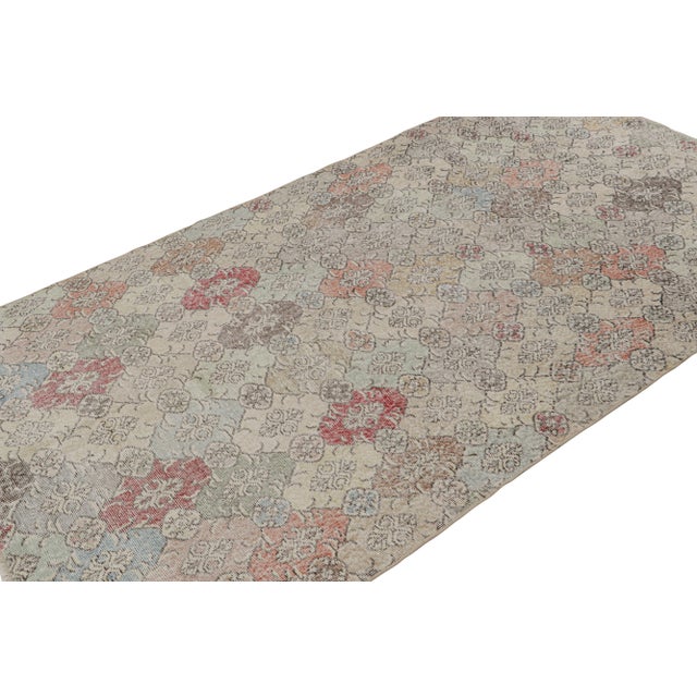 Hand Knotted in wool, this 5x9 vintage Zeki Múren rug originating from Turkey, circa 1960-1970, features a unique play of...