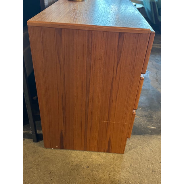 Beautiful D-Scan 6 drawer dresser. Roomy drawers with jewelry drawer on top left. Drawer glides are smooth to open and...