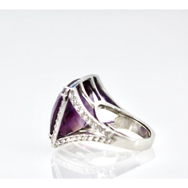 1980s Amethyst Ring 25 Carats with Diamond Border Size 7.5 For Sale - Image 4 of 8