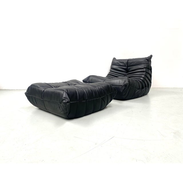 Mid-Century Modern Set of French Togo Lounge Chair and Ottoman in Black Leather attributed to Michel Ducaroy for Ligne Roset, 1970s For Sale - Image 3 of 14