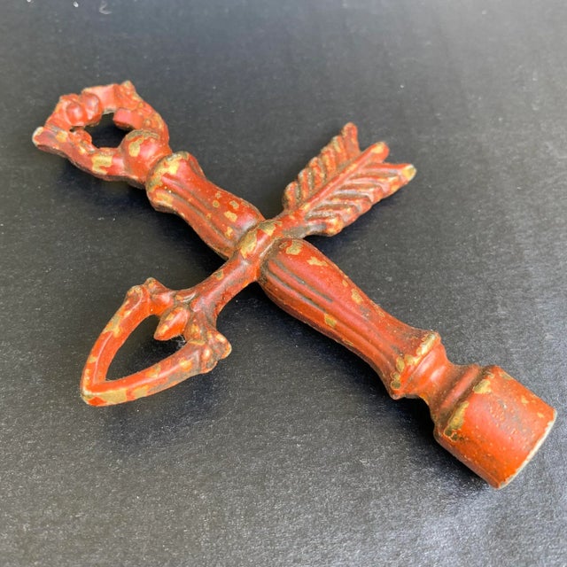 Vintage metal lampshade finial in the form of a columnar post with a cross arrow, including some chippy dark burgundy red...