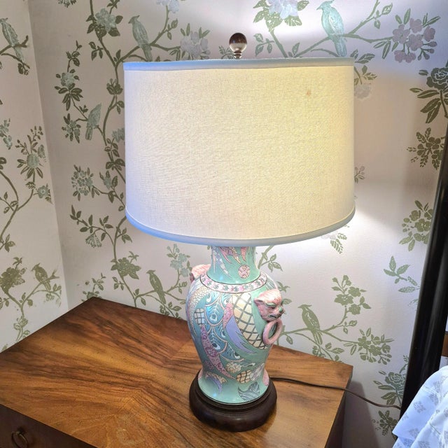 1980s Heyward House Pastel Teal & Pink Tobacco Leaf Ceramic Table Lamp W/ Foo Dog Handles Chinoiserie Hollywood Regency Palm Beach For Sale - Image 14 of 14