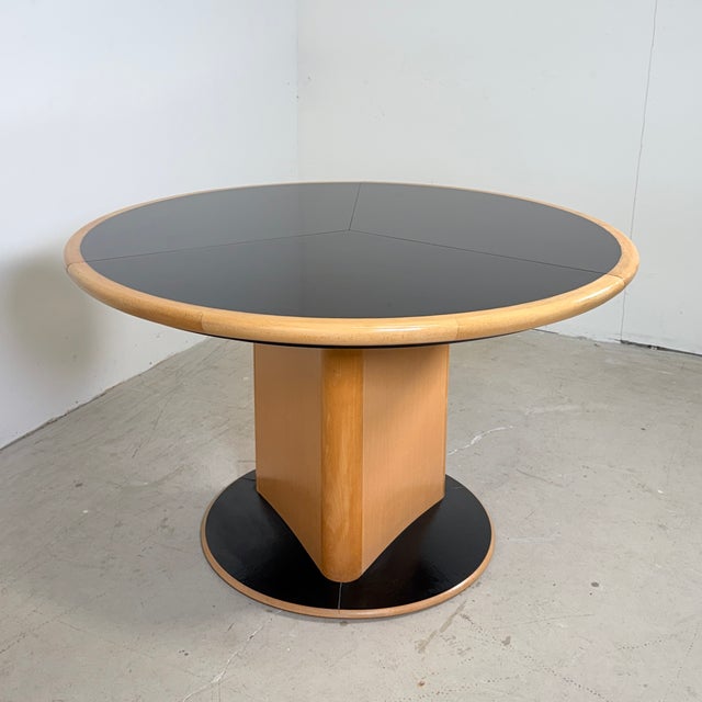 This iconic Danish dining table (model DC06B) by Skovby Møbelfabrik seamlessly blends Scandinavian craftsmanship with a...