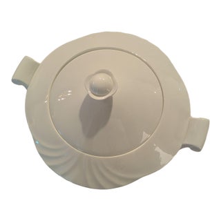 1980s Villeroy & Boch "Arco Weiss" 1.5 Qt Covered Vegetable Dish For Sale