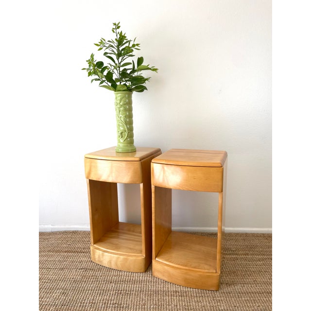 1940s Vintage Mid-Century Modern Heywood Wakefield Pair of Airflow Nightstands in Wheat For Sale - Image 5 of 17