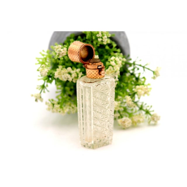 Perfume Bottle in Glass and 15k Gold, in Worn conditions. Designed 1890 to 1919