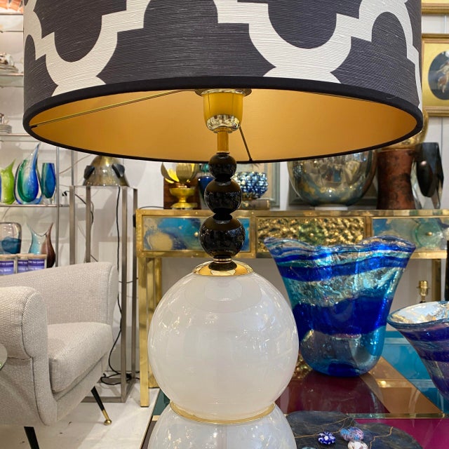 Elegant table lamp with a contemporary and striking design. This lamp stands out for its bases composed of pearlescent...