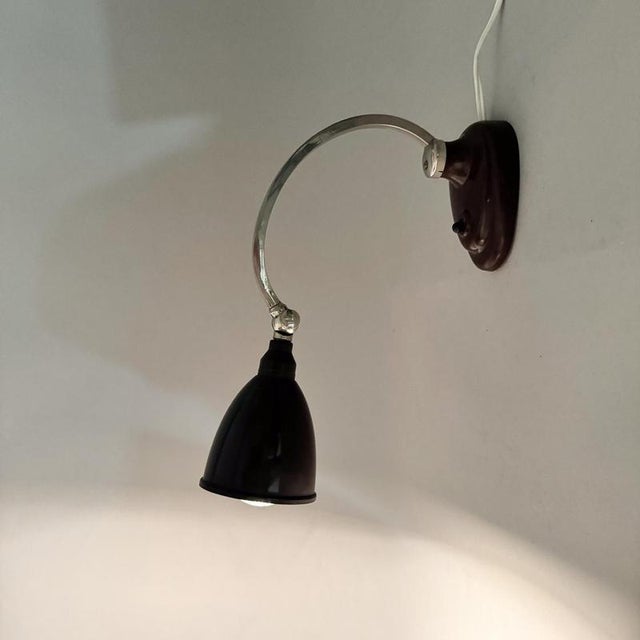 Small wall lamp made of bakelite and metal with adjustable shade. Original, fully functional wiring. Bulb: 1 x E14. US...