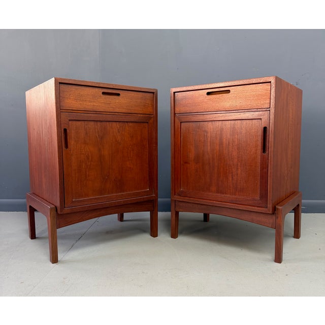 Mid-Century Modern 1960s Pair of William Watting Teak Nightstands With Drawer and Open Shelf, Attributed For Sale - Image 3 of 17