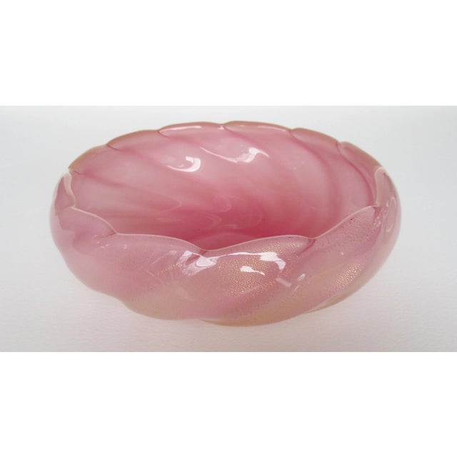 Barovier & Toso Circa C.1960's Italian Hand-Blown Murano by Ercole Barovier' for Barovier' & Toso Swirled Bubble Gum Pink Bowl With Gold Leaf Inclusions For Sale - Image 4 of 13