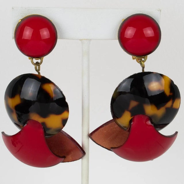 Plastic Cilea Clip-on Earrings in Red and Tortoise Resin For Sale - Image 7 of 7