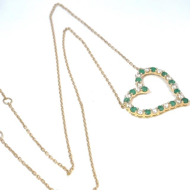 Early 21st Century 14k Yellow Gold Heart Necklace With Emeralds and Diamonds For Sale - Image 5 of 10