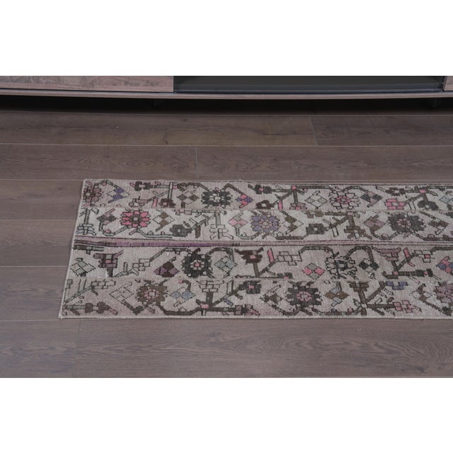 1970s Vintage Turkish Runner Rug - Neutral Beige & Floral Anatolian Small Runner - Handwoven Low-Pile Entryway Accent Rug For Sale - Image 9 of 10