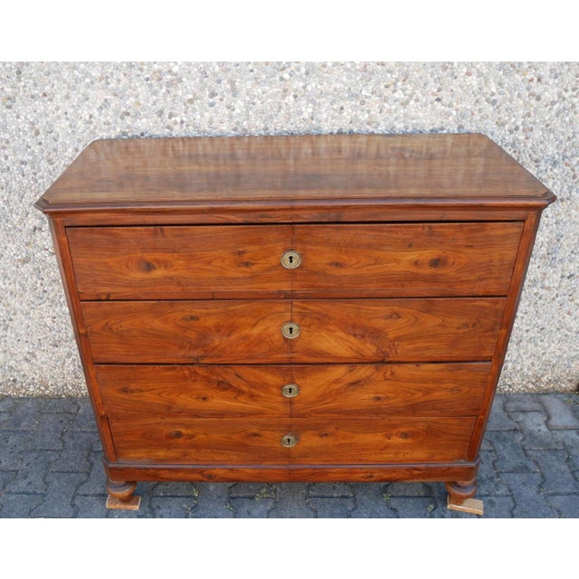 Antique walnut chest of drawers. Early 1900s Antique chest of drawers/dresser. Early 20th century Provenance: Northern...