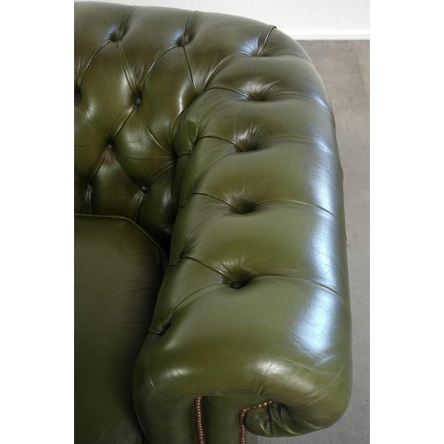 Green Chesterfield 2.5-seater Sofa in Green Cowhide Leather For Sale - Image 8 of 14
