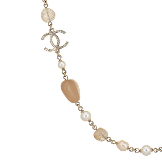 This is part of Chairish’s Costume Jewelry assortment. Pre-owned Chanel faux pearl & bead necklace crafted in yellow gold-...