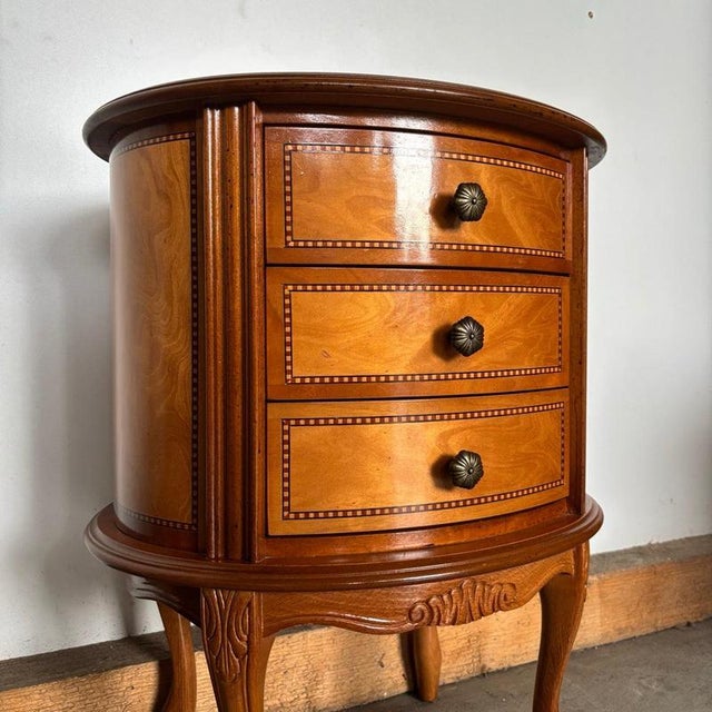 This side table is a high-quality piece of period furniture in the louis xv style. With its delicate inlays, curved lines,...