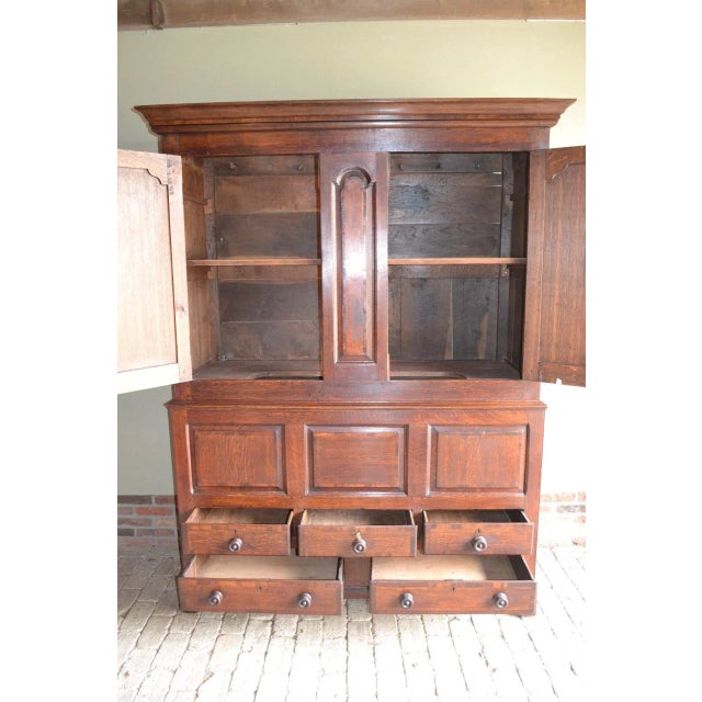 18th century English oak cabinet. The sizes are 207x160x60. To transport in two parts. Behind the doors above boards....