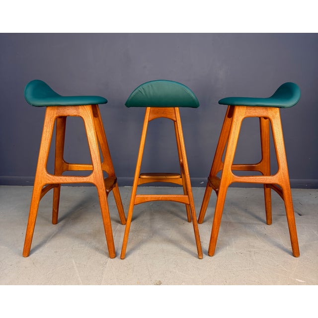 This elegant trio of mid-century bar stools, designed by Danish furniture maker Erik Buch, showcases the sculptural...