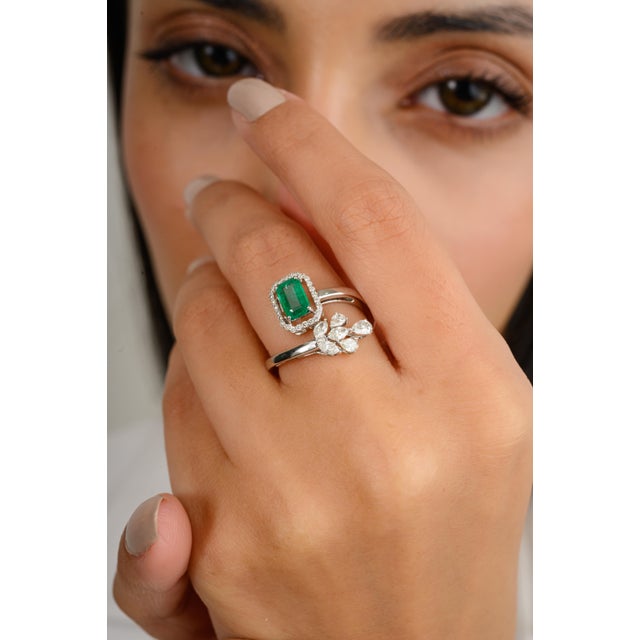 Emerald Ring Embellished With Cluster Diamond in 18k White Gold Size 7 For Sale In New York - Image 6 of 12