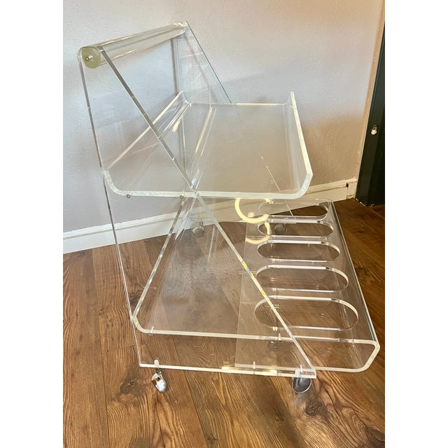 1970s Space Age Serving Trolley in Acrylic Glass on Chrome Wheels with 5 Bottle Compartments and Serving Plate, 1970s For Sale - Image 5 of 11