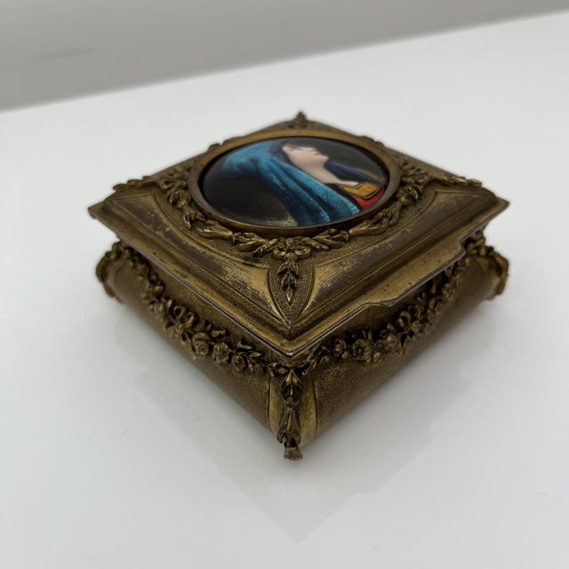 Gilt Bronze Box Portrait in Medallion attributed to De Mandre, France, 1900s For Sale - Image 9 of 18