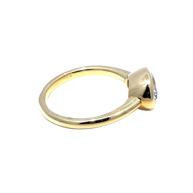 Modern GIA-Certified 1.81ctw Oval Diamond Ring in 18k Yellow Gold, Size 6.75 For Sale - Image 3 of 4