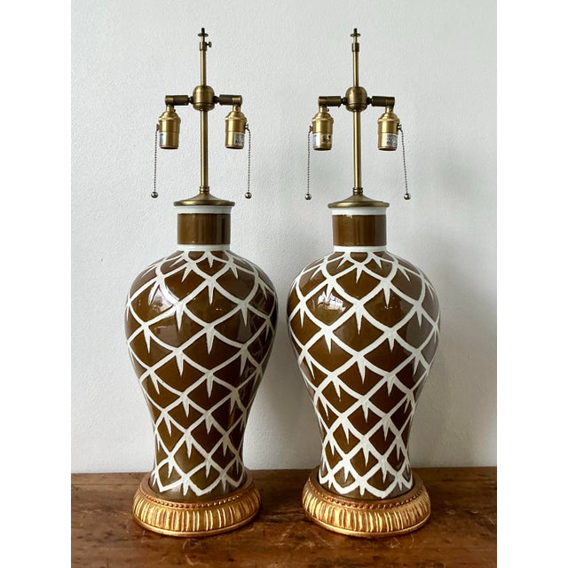 Vintage Regency Bunny Williams “Chicken Feathers” Glazed Ceramic Lamps - A Pair For Sale - Image 11 of 11