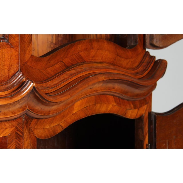 Antique Corner Cabinet in Walnut, 1775 For Sale - Image 3 of 14