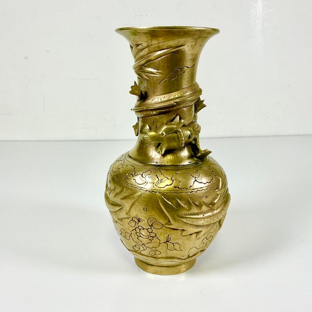 Chinoiserie Antique Quin Dynasty Boho Chic Chinoiserie Bronze Three Lizards Vase. For Sale - Image 3 of 14