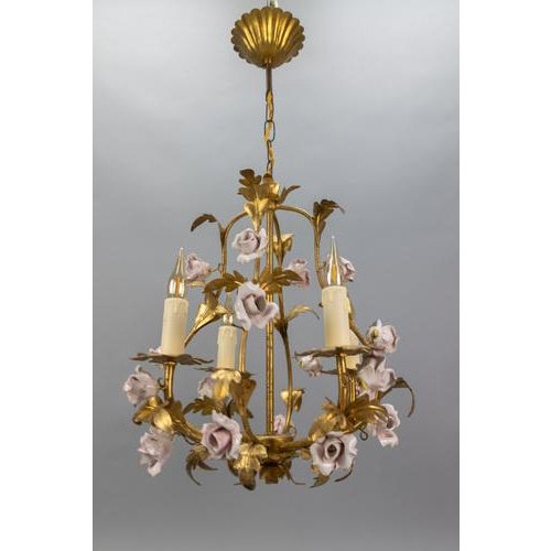 Hollywood Regency Style Gilt Metal and Pink Porcelain Roses Chandelier, Italy, 1970s For Sale - Image 15 of 18