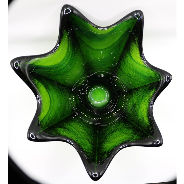 Mid-Century Modern Blenko Emerald Green 7 Point Star Bowl – With Original Label For Sale In Cincinnati - Image 6 of 15